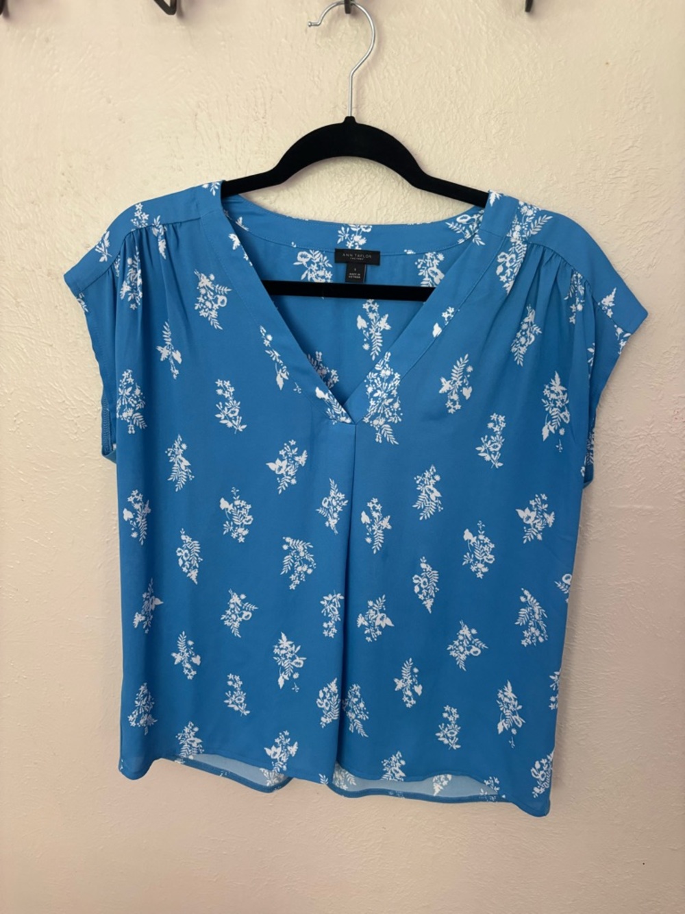 Ann Taylor Blue Floral V-Neck Cap Sleeve Blouse